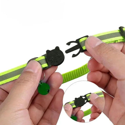 Collier réglable vert et noir avec clochette et médaillon ludique