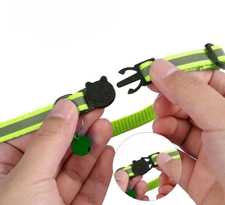 Collier réglable vert et noir avec clochette et médaillon ludique