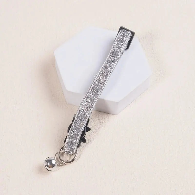 Collier scintillant avec clochette argentée pour occasions festives