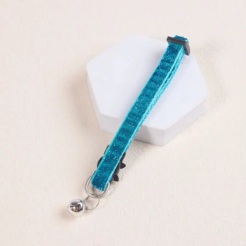 Collier scintillant avec clochette argentée pour occasions festives