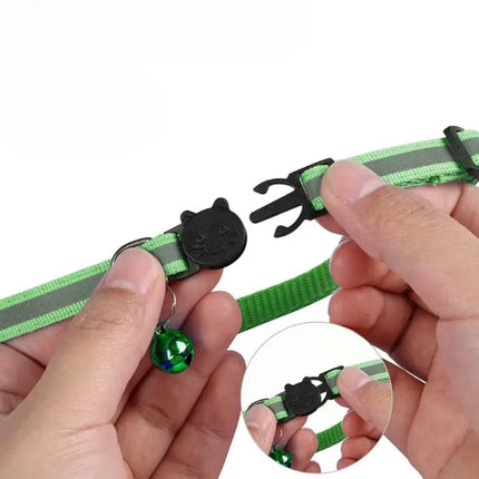 Collier Discret Noir avec Grelot et Médaillon Central