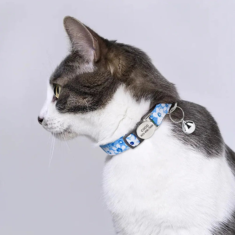 Collier bleu Ă  motifs floraux avec clochette pour chat