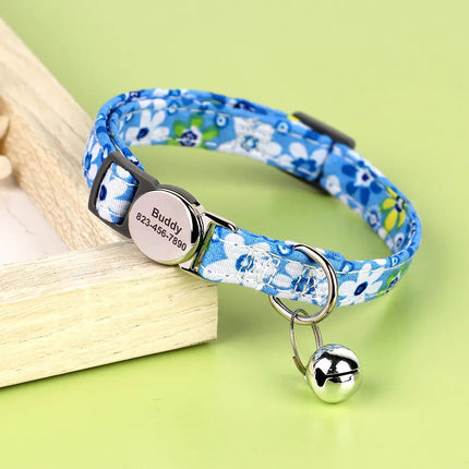 Collier bleu à motifs floraux avec clochette pour chat