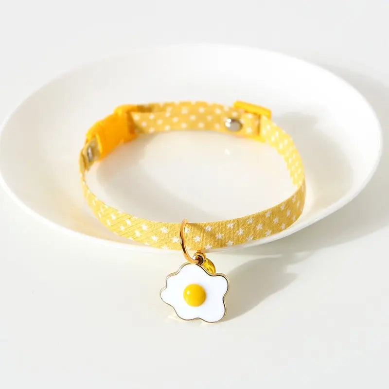 Collier Mignon Jaune Ă  Pois avec Clochette et Charm Ćuf