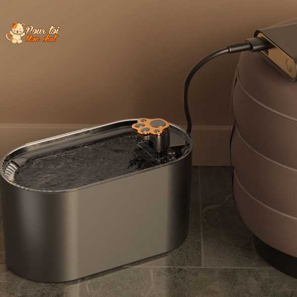 Fontaine moderne pour chat avec design épuré et détails cuivrés