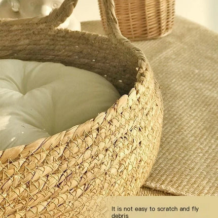 Panier rond tressé avec coussin blanc cassé et détails décoratifs