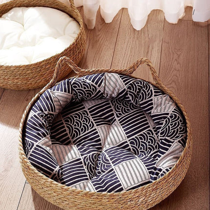 Panier rond tressé avec coussin blanc cassé et détails décoratifs
