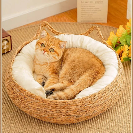 Panier rond tressé avec coussin blanc cassé et détails décoratifs