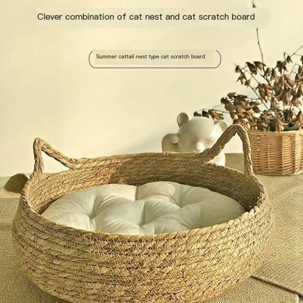 Panier rond tressé avec coussin blanc cassé et détails décoratifs