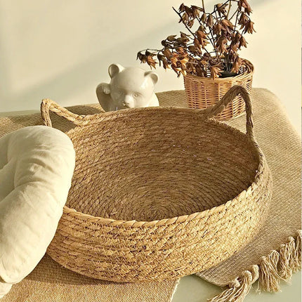 Panier rond tressé avec coussin blanc cassé et détails décoratifs
