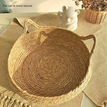 Panier rond tressé avec coussin blanc cassé et détails décoratifs