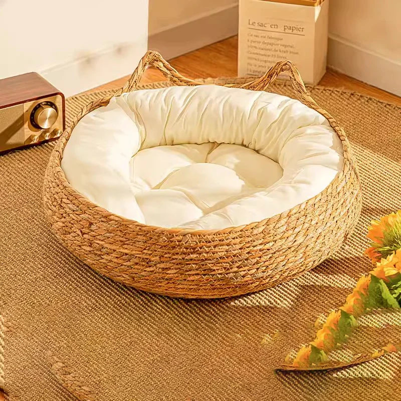 Panier rond tressé avec coussin blanc cassé et détails décoratifs