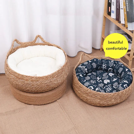 Panier rond tressé avec coussin blanc cassé et détails décoratifs