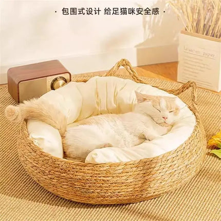 Panier rond tressé avec coussin blanc cassé et détails décoratifs