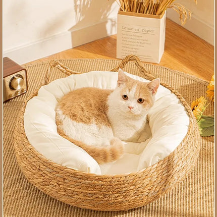 Panier rond tressé avec coussin blanc cassé et détails décoratifs