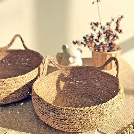 Panier rond tressé avec coussin blanc cassé et détails décoratifs