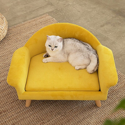 Petit fauteuil rose pour chat avec dossier arrondi et pieds en bois