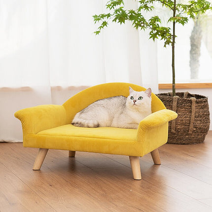 Petit fauteuil rose pour chat avec dossier arrondi et pieds en bois