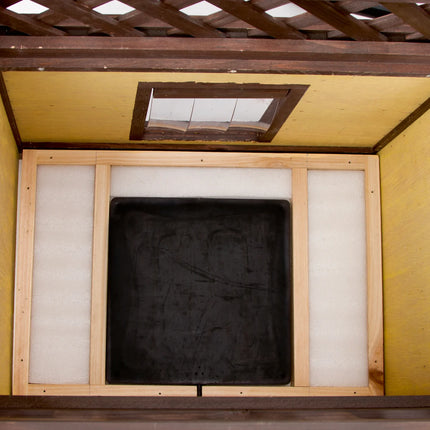 Refuge pour animaux à deux niveaux avec toit imperméable et terrasse