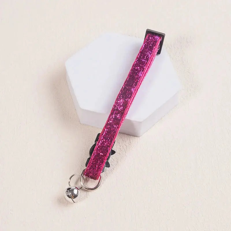 Collier scintillant avec clochette argentée pour occasions festives