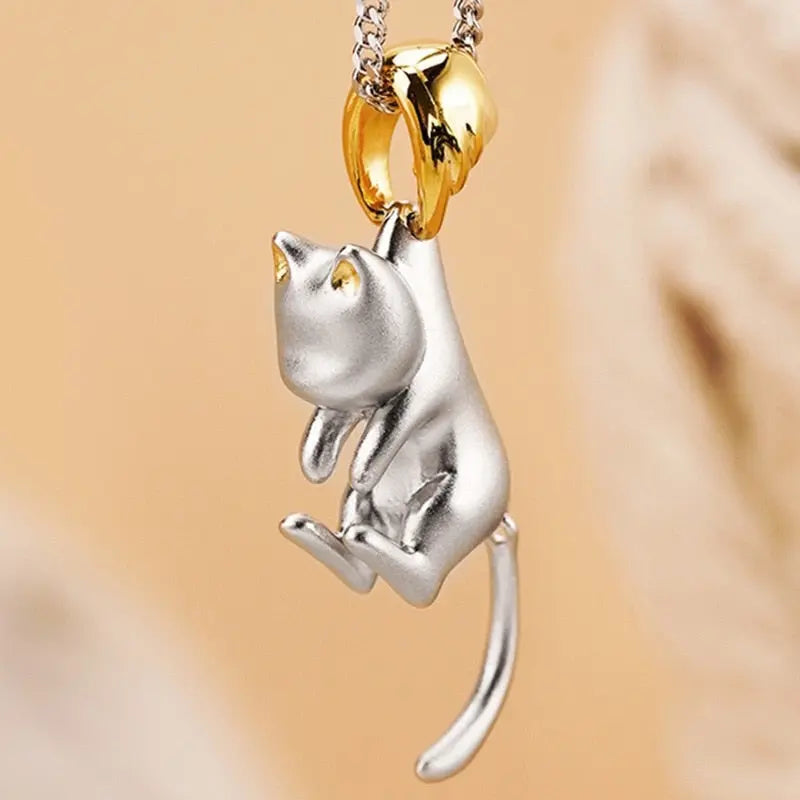 Pendentif Félin Suspendu avec Accents Dorés