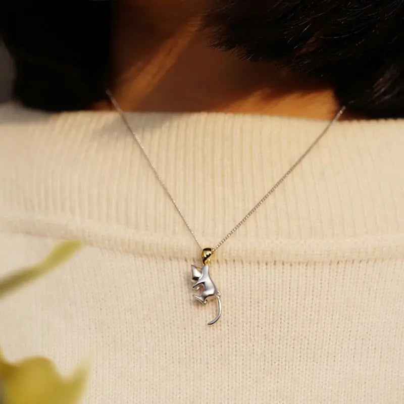 Pendentif Félin Suspendu avec Accents Dorés