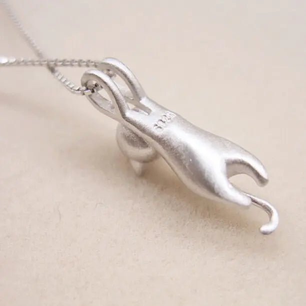 Pendentif Silhouette Féline Minimaliste Suspendu
