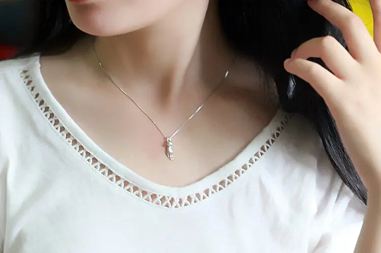 Pendentif Silhouette Féline Minimaliste Suspendu
