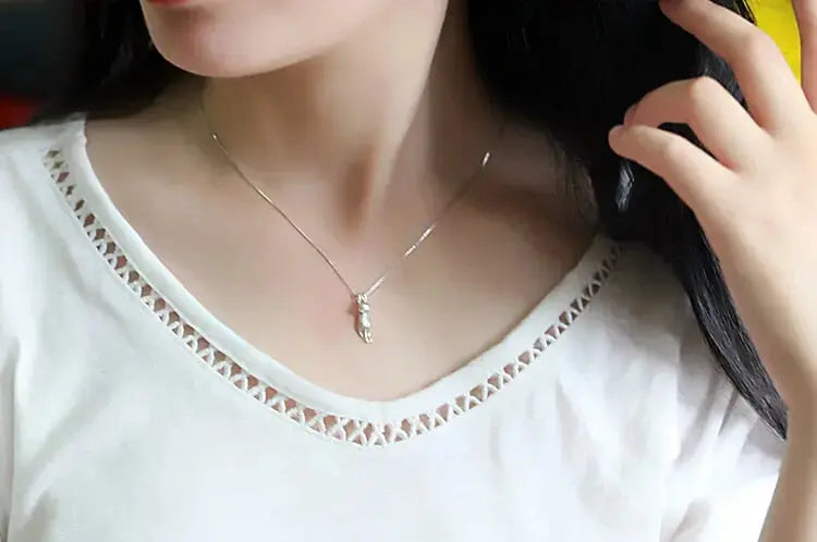 Pendentif Silhouette Féline Minimaliste Suspendu