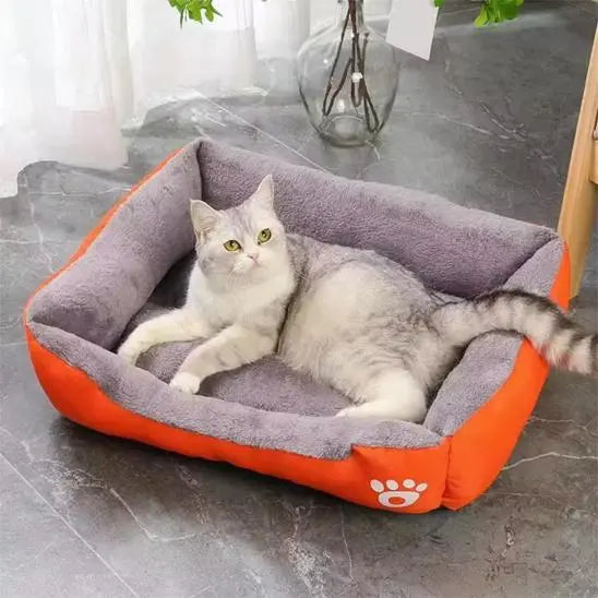 Lit rectangulaire pour chat avec bords relevés et intérieur doux en peluche