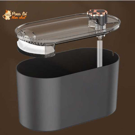 Fontaine moderne pour chat avec design épuré et détails cuivrés