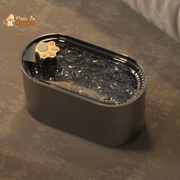 Fontaine moderne pour chat avec design épuré et détails cuivrés