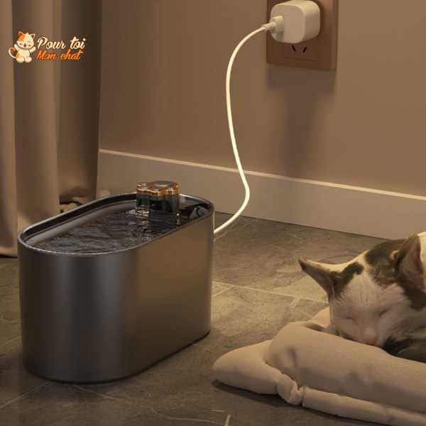 Fontaine moderne pour chat avec design épuré et détails cuivrés