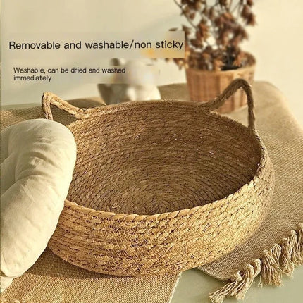 Panier rond tressé avec coussin blanc cassé et détails décoratifs