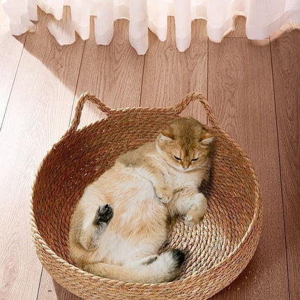 Panier rond tressé avec coussin blanc cassé et détails décoratifs